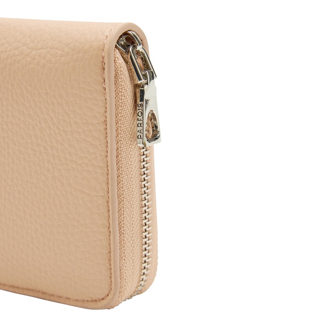 Женский бежевый кошелёк Parfois артикул 232351 _SK FW2025 Фото ракурс 3 - Женский бежевый кошелёк Parfois артикул 232351 _SK FW2025