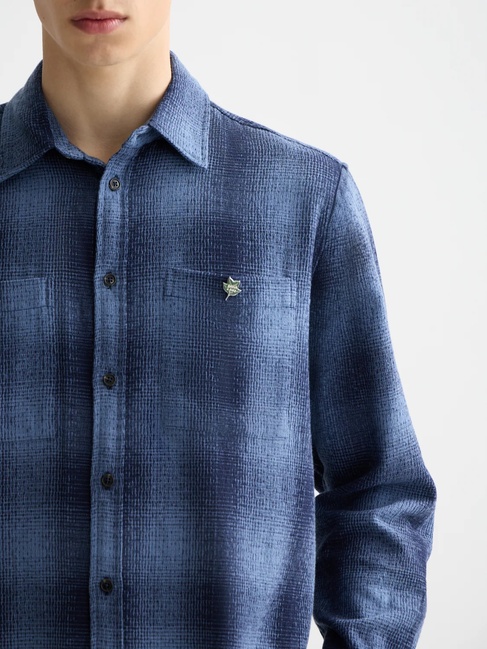 Мужская синяя рубашка SCOTCH & SODA артикул 181257 401 FW2025 Фото ракурс 4 - Мужская синяя рубашка SCOTCH & SODA артикул 181257 401 FW2025