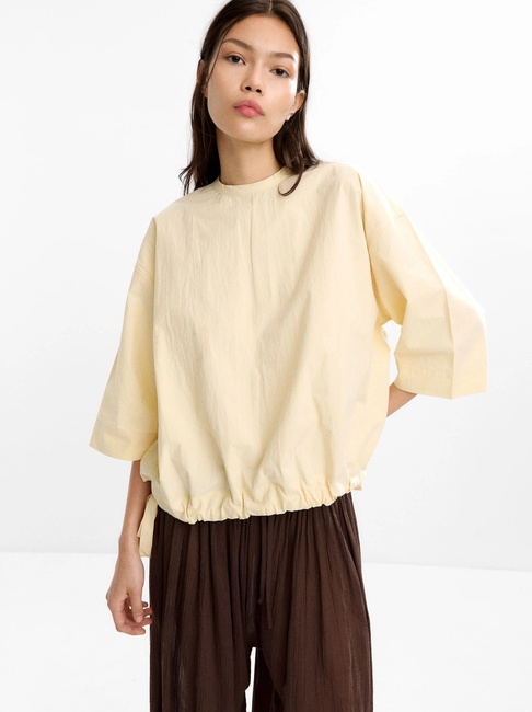 Женская молочная блузка Parfois артикул 230831 _EC FW2025 Фото ракурс 1 - Женская молочная блузка Parfois артикул 230831 _EC FW2025