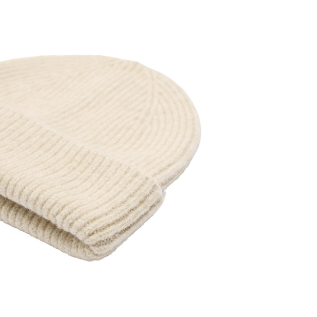 Женская молочная шапка Parfois артикул 241910 _EC FW2025 Фото ракурс 2 - Женская молочная шапка Parfois артикул 241910 _EC FW2025