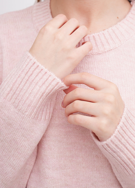 Женский розовый свитер EQUILIBRI артикул W342 077 000 Powder FW2025 Фото ракурс 4 - Женский розовый свитер EQUILIBRI артикул W342 077 000 Powder FW2025