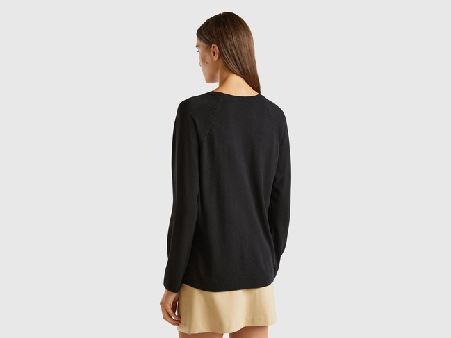 Женский черный свитер Benetton артикул 1035D1P17 700 25A Фото ракурс 2 - Женский черный свитер Benetton артикул 1035D1P17 700 25A