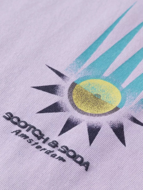 Мужская фиолетовая футболка SCOTCH & SODA артикул 180048 650 SS2025 Фото ракурс 3 - Мужская фиолетовая футболка SCOTCH & SODA артикул 180048 650 SS2025