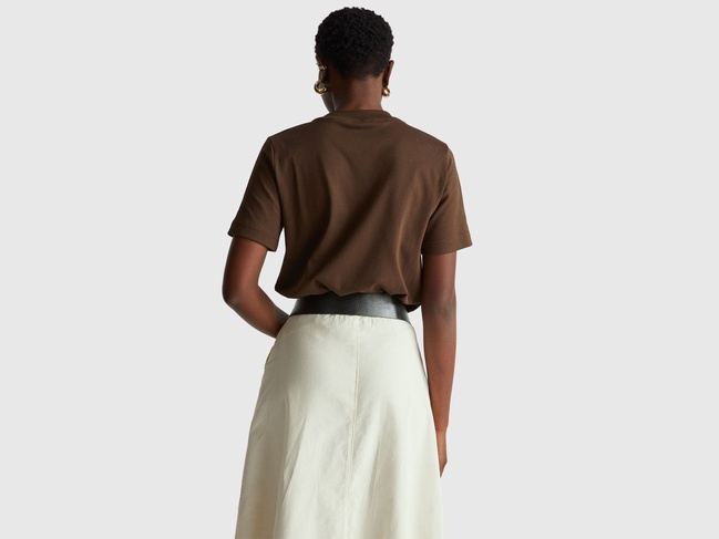 Женская коричневая футболка Benetton артикул 3DCJD10B5 2C0 25I Фото ракурс 2 - Женская коричневая футболка Benetton артикул 3DCJD10B5 2C0 25I