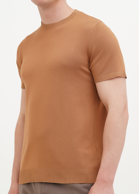 Чоловіча коричнева футболка EQUILIBRI артикул M313 001 000 CAMEL SS2025 Фото ракурс 3 - Чоловіча коричнева футболка EQUILIBRI артикул M313 001 000 CAMEL SS2025