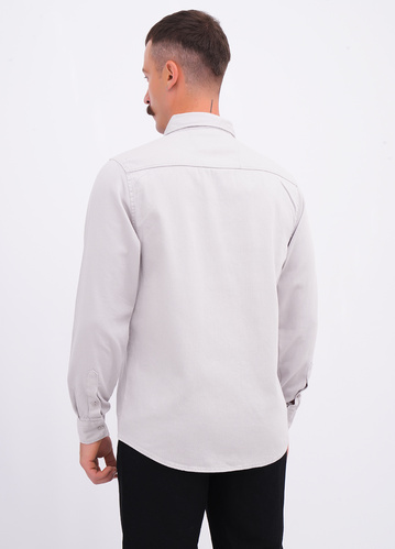 Фото ракурс 2 - Мужская серая рубашка EQUILIBRI артикул M422 005 000 Light grey FW2025