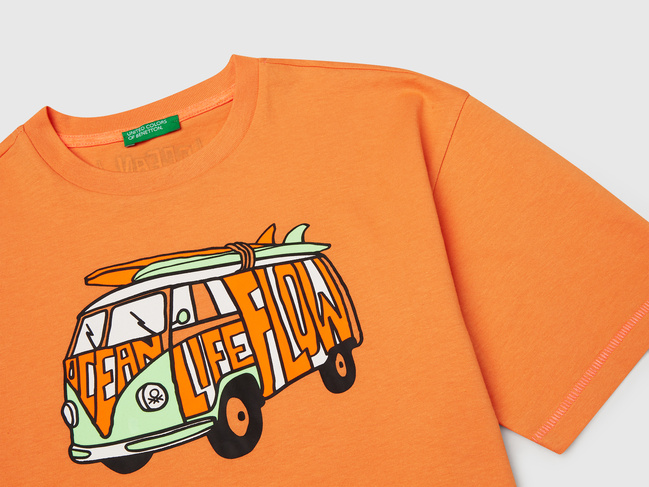 Оранжевая футболка для мальчиков Benetton артикул 3I1XC10P6.G 2L2 25E Фото ракурс 3 - Оранжевая футболка для мальчиков Benetton артикул 3I1XC10P6.G 2L2 25E