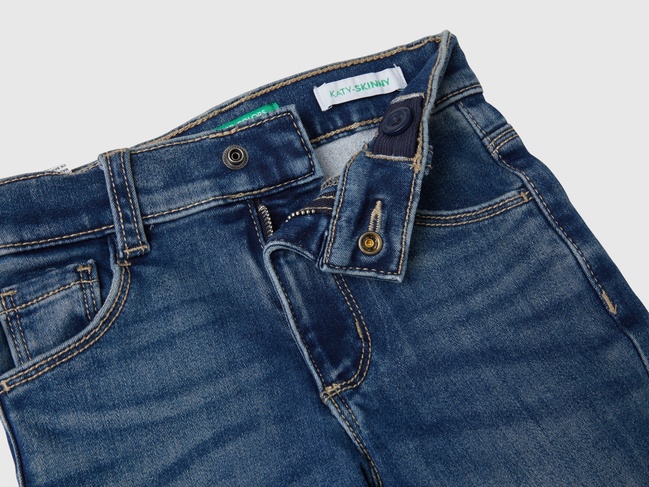 Фото ракурс 3 - Синие джинсы для девочек Benetton артикул 4MAGGE02A.P 901 24I