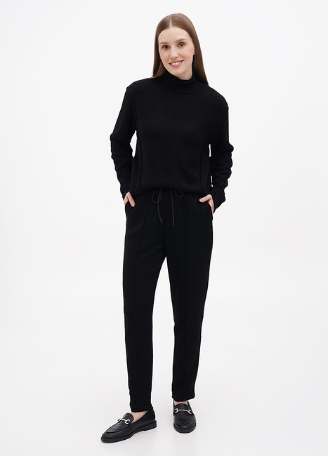 Фото ракурс 1 - Жіночі чорні брюки EQUILIBRI  артикул LE AN Pant Black FW2024