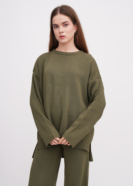 Женский зеленый свитер EQUILIBRI артикул W391 057 100 OLIVE FW2025 Фото ракурс 1 - Женский зеленый свитер EQUILIBRI артикул W391 057 100 OLIVE FW2025