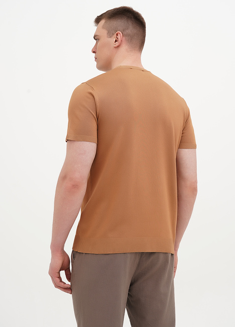 Чоловіча коричнева футболка EQUILIBRI артикул M313 001 000 CAMEL SS2025 Фото ракурс 2 - Чоловіча коричнева футболка EQUILIBRI артикул M313 001 000 CAMEL SS2025