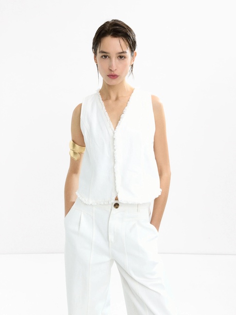 Женский белый жилет Parfois артикул 234291 _WT FW2025 Фото ракурс 1 - Женский белый жилет Parfois артикул 234291 _WT FW2025
