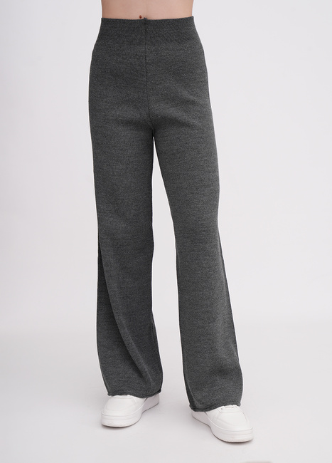 Жіночі сірі штани EQUILIBRI артикул W391 057 200 Graphite FW2025 Фото ракурс 1 - Жіночі сірі штани EQUILIBRI артикул W391 057 200 Graphite FW2025