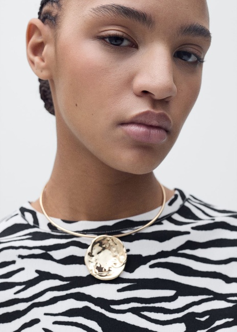 Жіноча чорна футболка Mango артикул 87985764 99 8 season Фото ракурс 4 - Жіноча чорна футболка Mango артикул 87985764 99 8 season