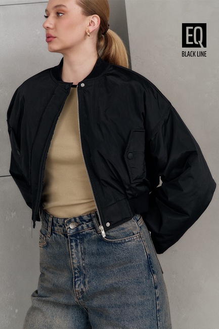 Фото ракурс 5 - Женская черная куртка EQUILIBRI артикул BW175003 000 Black FW2025