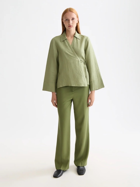 Фото ракурс 3 - Жіночі зелені брюки SCOTCH & SODA артикул ULH01010F U362 FW2025