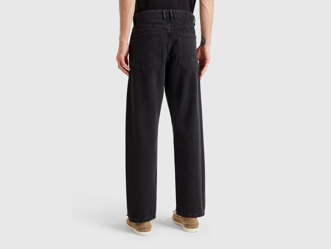 Фото ракурс 2 - Чоловічі чорні джинси Benetton артикул 4VKEUE01D 800 25A