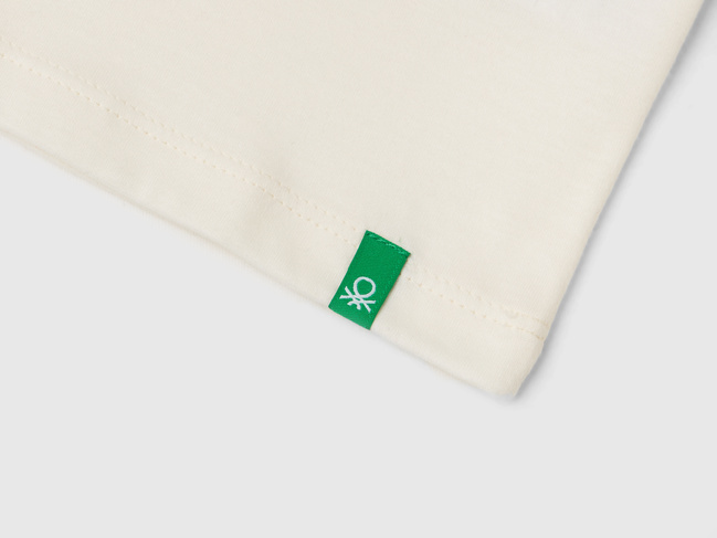 Молочный лонгслив для мальчиков Benetton артикул 3ATNG10GP.P 036 24I Фото ракурс 3 - Молочный лонгслив для мальчиков Benetton артикул 3ATNG10GP.P 036 24I