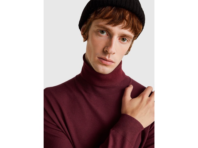 Мужская бордовая водолазка Benetton артикул 110XU2025 34D 25A Фото ракурс 4 - Мужская бордовая водолазка Benetton артикул 110XU2025 34D 25A