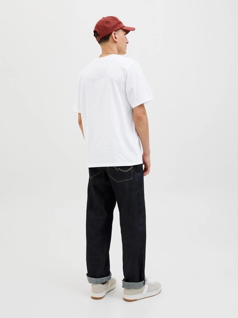 Мужская белая футболка Jack & Jones артикул 12279535 CLOUD DANCER FW2025 Фото ракурс 2 - Мужская белая футболка Jack & Jones артикул 12279535 CLOUD DANCER FW2025