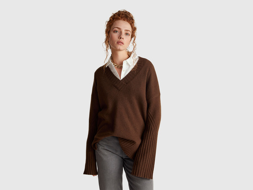 Фото ракурс 1 - Жіночий коричневий светр Benetton артикул 1244D403A 2C0 25A