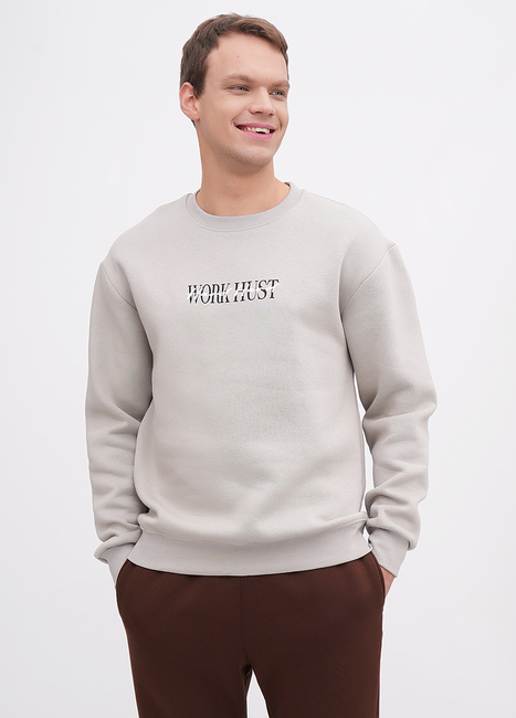 Мужской серый свитшот EQUILIBRI артикул M231 001 000 Grey FW2025 Фото ракурс 1 - Мужской серый свитшот EQUILIBRI артикул M231 001 000 Grey FW2025