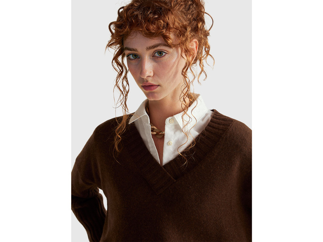 Фото ракурс 4 - Женский коричневый свитер Benetton артикул 1244D403A 2C0 25A