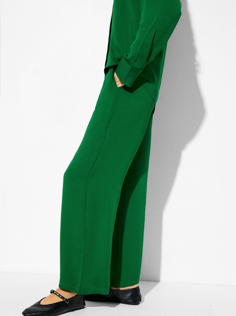 Женские зеленые штаны Parfois артикул 231041 _GN FW2025 Фото ракурс 4 - Женские зеленые штаны Parfois артикул 231041 _GN FW2025