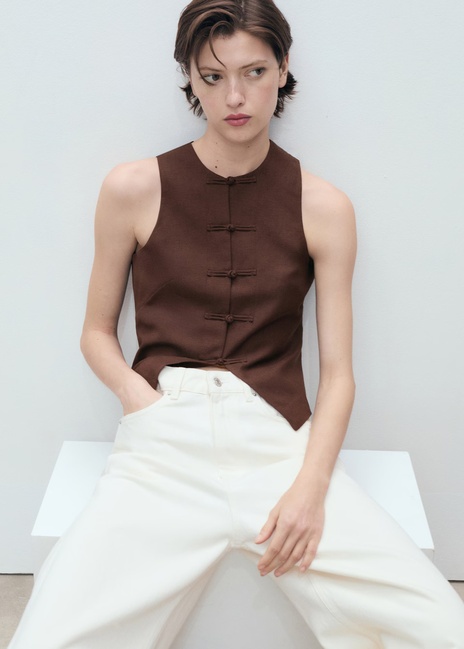 Женский коричневый жилет Mango артикул 17091140 32 1 season Фото ракурс 1 - Женский коричневый жилет Mango артикул 17091140 32 1 season