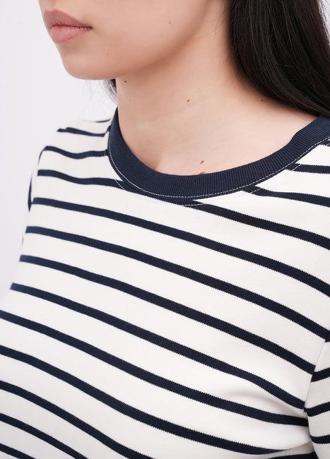 Жіноча синя футболка EQUILIBRI артикул W213 103 000 NAVY BLUE FW2025 Фото ракурс 4 - Жіноча синя футболка EQUILIBRI артикул W213 103 000 NAVY BLUE FW2025