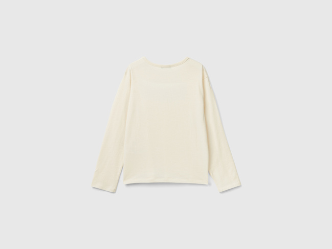 Фото ракурс 2 - Бежевый лонгслив для девочек Benetton артикул 3ATNC10L0.G 0R2 24I
