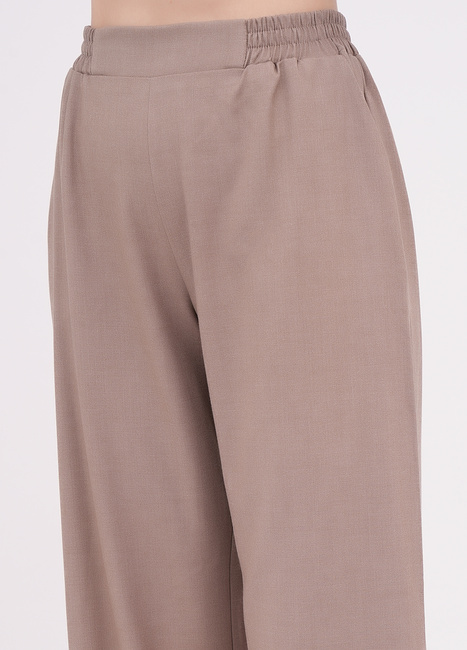 Женские бежевые брюки EQUILIBRI артикул W491 073 200 Beige FW2025 Фото ракурс 3 - Женские бежевые брюки EQUILIBRI артикул W491 073 200 Beige FW2025