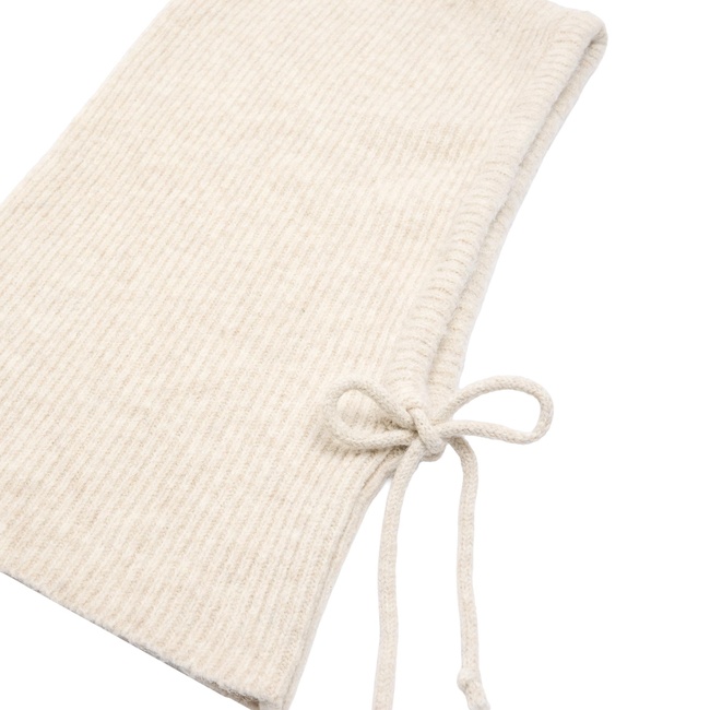 Женская молочная шапка Parfois артикул 240634 _EC FW2025 Фото ракурс 2 - Женская молочная шапка Parfois артикул 240634 _EC FW2025