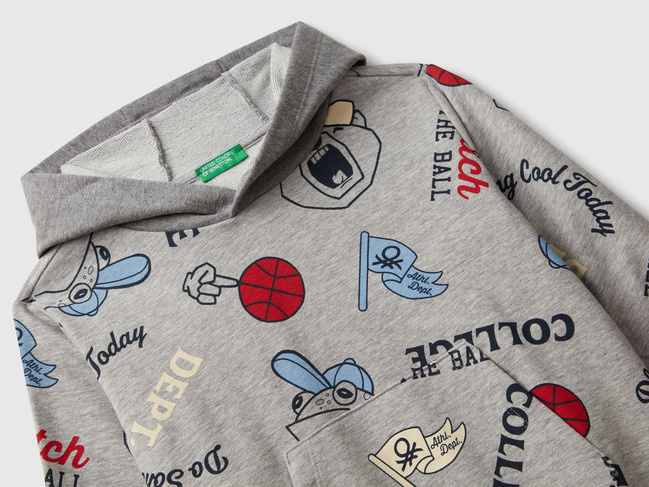 Сірe худі для хлопчиків Benetton артикул 3X7YG2017.P 64E 25A Фото ракурс 3 - Сірe худі для хлопчиків Benetton артикул 3X7YG2017.P 64E 25A