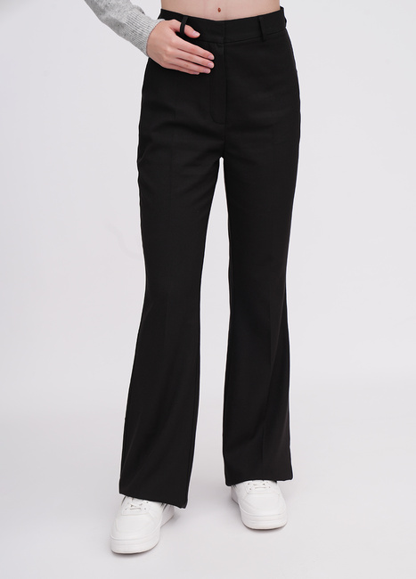 Фото ракурс 1 - Жіночі чорні брюки EQUILIBRI артикул BW466001 000 Black FW2025