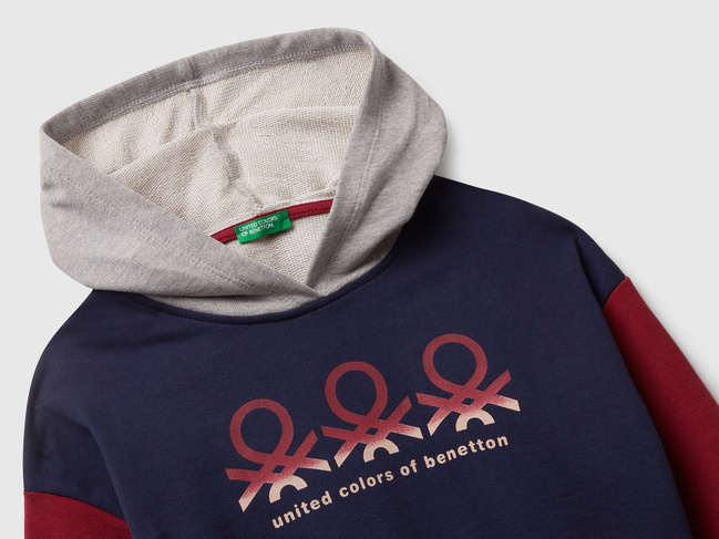 Фото ракурс 3 - Бордово-синє худі для дівчаток Benetton артикул 3J68C204W.G 903 25A