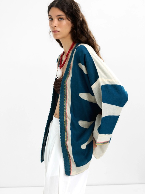 Женское синее пончо Parfois артикул 234104 _BM FW2025 Фото ракурс 3 - Женское синее пончо Parfois артикул 234104 _BM FW2025