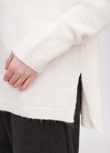 Фото ракурс 4 - Женский молочный свитер EQUILIBRI артикул W342 082 000 MILK FW2025