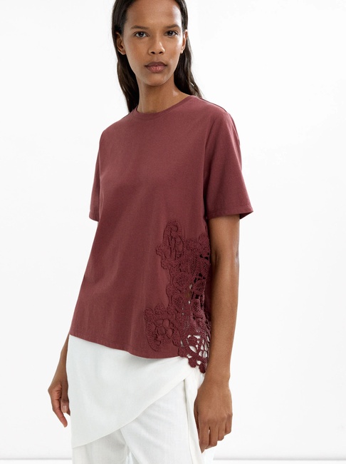 Жіноча коричнева футболка Parfois артикул 233639 _BN FW2025 Фото ракурс 1 - Жіноча коричнева футболка Parfois артикул 233639 _BN FW2025