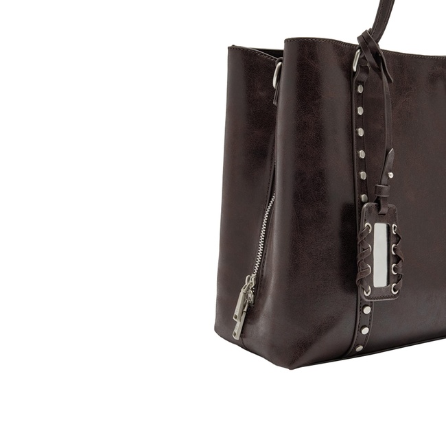 Женская коричневая сумка Parfois артикул 240835 _BN FW2025 Фото ракурс 2 - Женская коричневая сумка Parfois артикул 240835 _BN FW2025