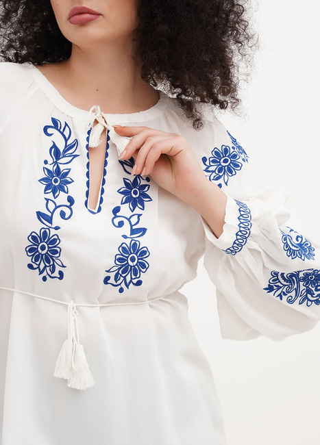 Женская синяя блузка EQUILIBRI артикул W421 020 000 Blue SS2025 Фото ракурс 4 - Женская синяя блузка EQUILIBRI артикул W421 020 000 Blue SS2025