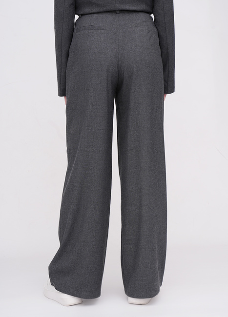 Жіночі сірі брюки EQUILIBRI артикул BW491014 201 Grey FW2025 Фото ракурс 2 - Жіночі сірі брюки EQUILIBRI артикул BW491014 201 Grey FW2025