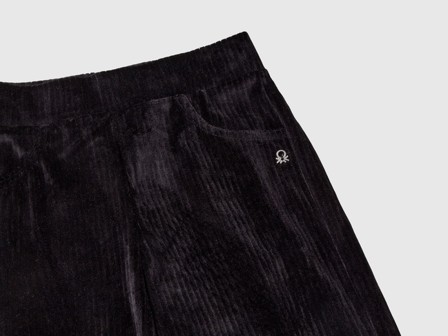 Фото ракурс 3 - Чорні штани для дівчаток Benetton артикул 37JBCF05J.G 100 24I