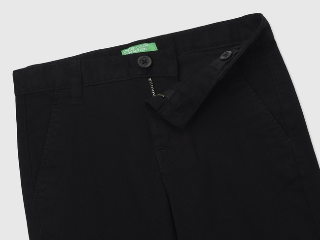 Фото ракурс 3 - Чорні штани для хлопчиків Benetton артикул 4HM6CF04X.G 100 25A