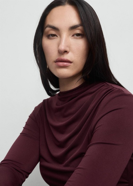 Женская бордовая футболка Mango артикул 17037818 78 1 season Фото ракурс 7 - Женская бордовая футболка Mango артикул 17037818 78 1 season