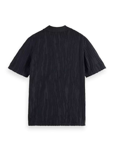 Мужская черная футболка поло SCOTCH & SODA артикул 180100 001 SS2025 Фото ракурс 2 - Мужская черная футболка поло SCOTCH & SODA артикул 180100 001 SS2025