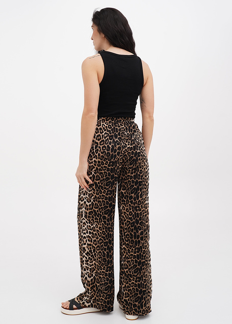 Фото ракурс 2 - Женские коричневые брюки EQUILIBRI артикул W466 035 000 CAMEL SS2025