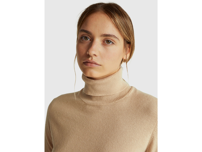 Женская бежевая футболка Benetton артикул 102HD203X 994 25A Фото ракурс 4 - Женская бежевая футболка Benetton артикул 102HD203X 994 25A