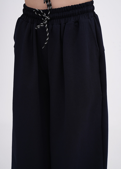 Женские синие штаны EQUILIBRI артикул NW291005 200 NAVY BLUE FW2025 Фото ракурс 3 - Женские синие штаны EQUILIBRI артикул NW291005 200 NAVY BLUE FW2025