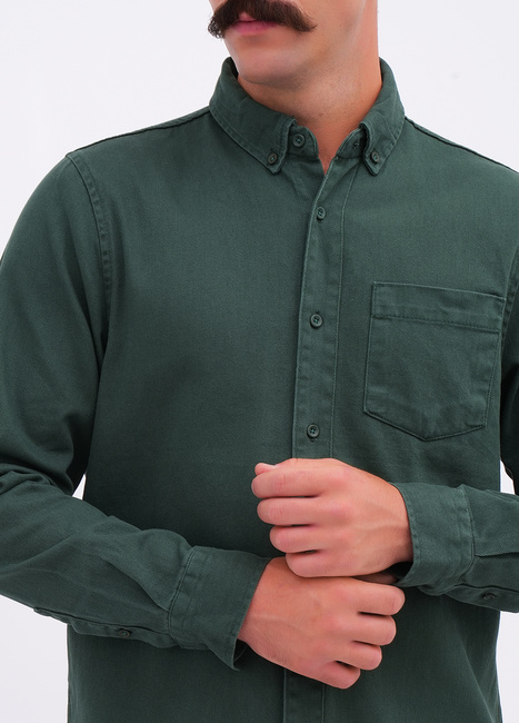 Чоловіча зелена сорочка EQUILIBRI артикул M422 005 000 Green FW2025 Фото ракурс 4 - Чоловіча зелена сорочка EQUILIBRI артикул M422 005 000 Green FW2025